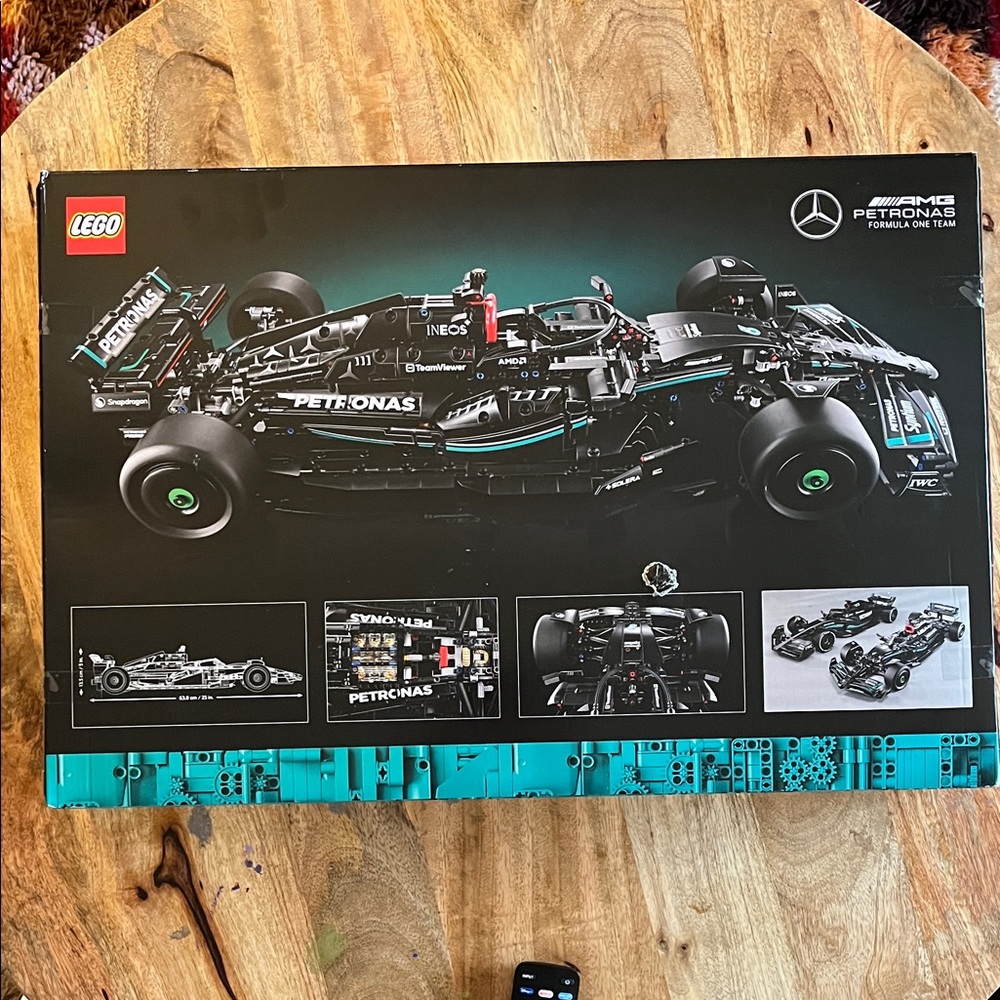 Lego Mercedes-AMG F1 W14 E Performance model set - Picture 2 of 6